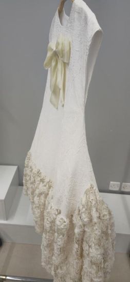 صورة فستان بيج بفينكه كبيرة على الصدر